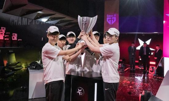 金凤区巾帼杯气排球赛精彩落幕引热议